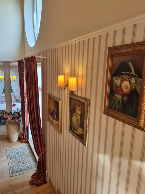 Вилла художника у моря с бассейном