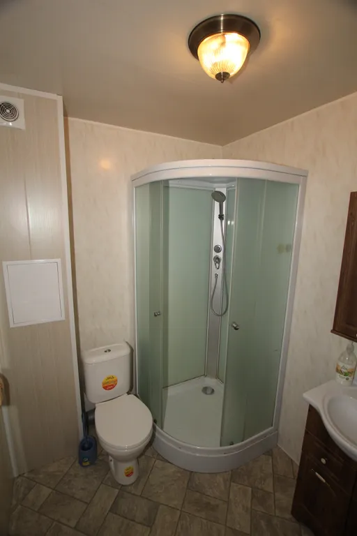 Шикарный дом находится на берегу озера, окруженный хвойным лесом