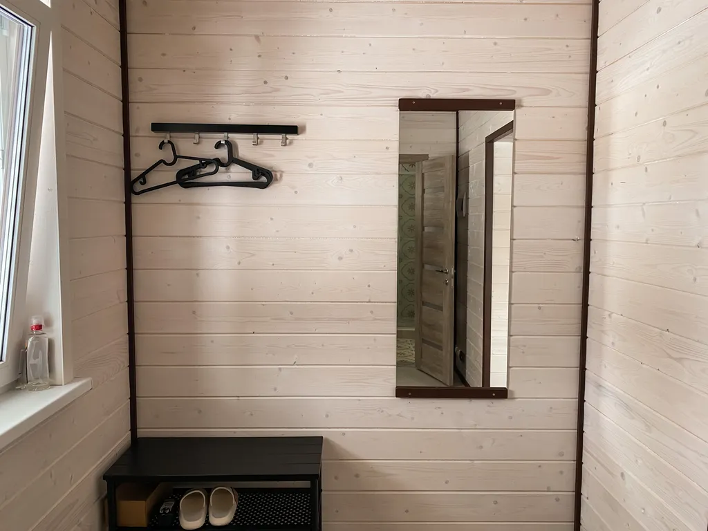 Дом в скандинавском стиле на берегу реки