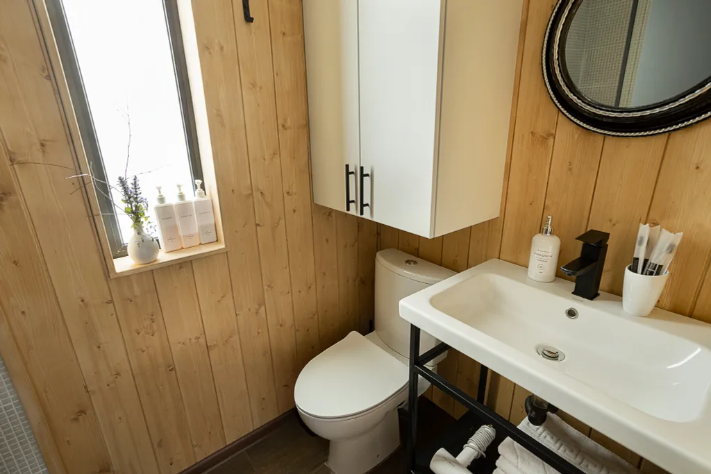 Барн с вторым светом и видом на реку