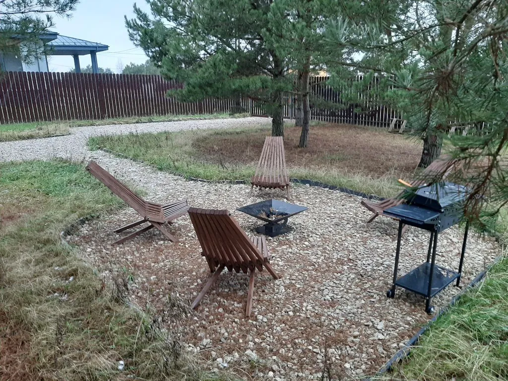 Дом в  соснах.