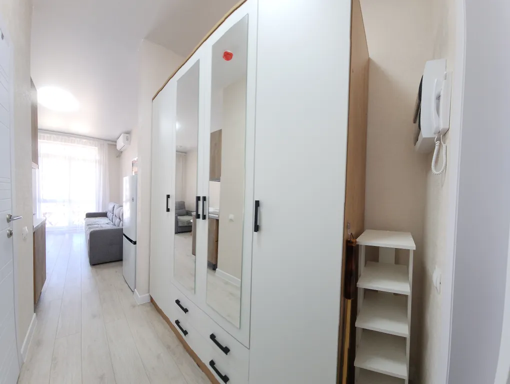 Уютная студия с видом на бассеин