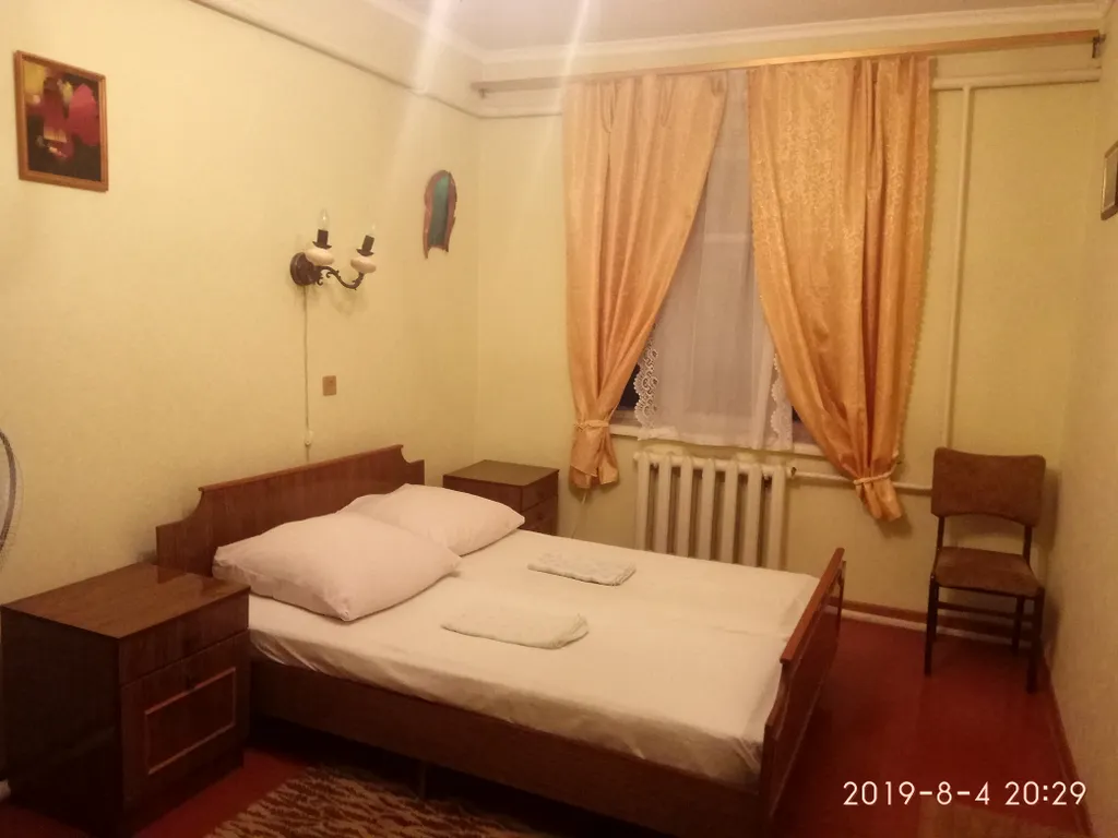 Светлая комната с видом на осенний сад