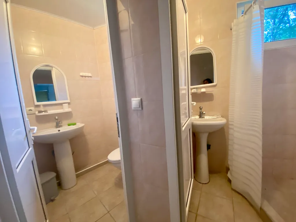 Трёхместный номер на 1-м этаже с кондиционером и общим санузлом