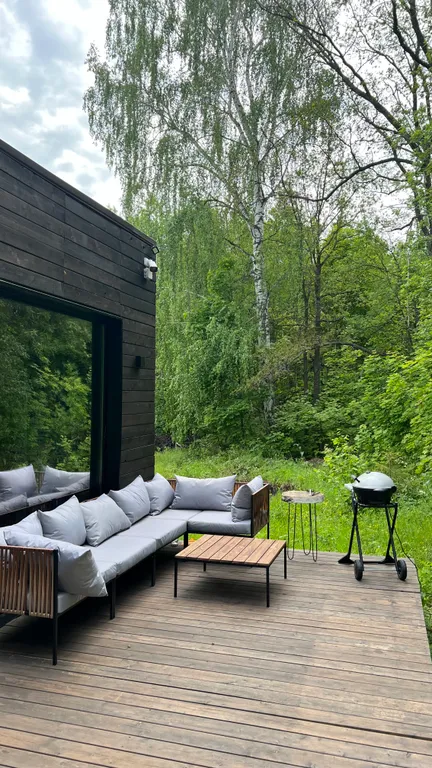 Премиальный дом с дизайнерским камином на дровах в лесу