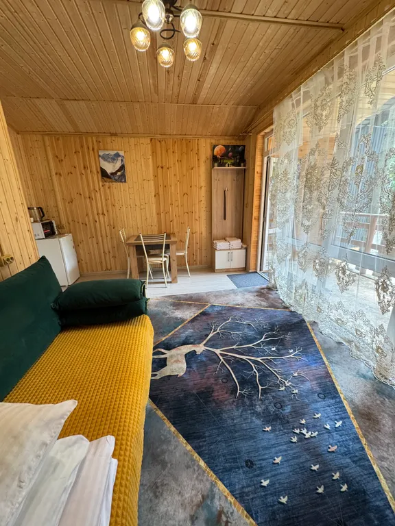 Двухкомнатный домик с видом на горы в лесу