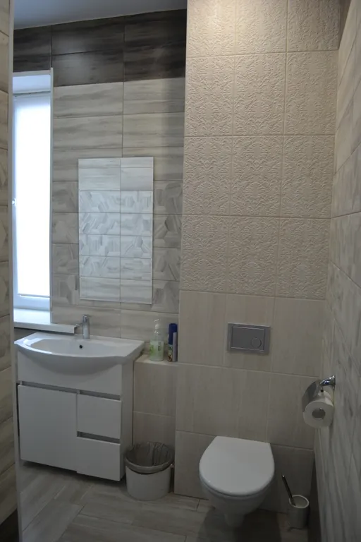 Уютный дом с зеленой лужайкой