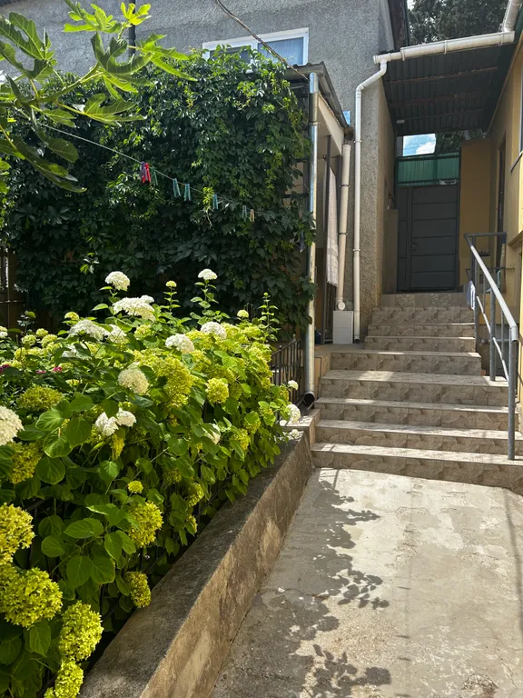 Коттедж Часть дома в центре города со всеми удобствами — аренда посуточно в Алушта