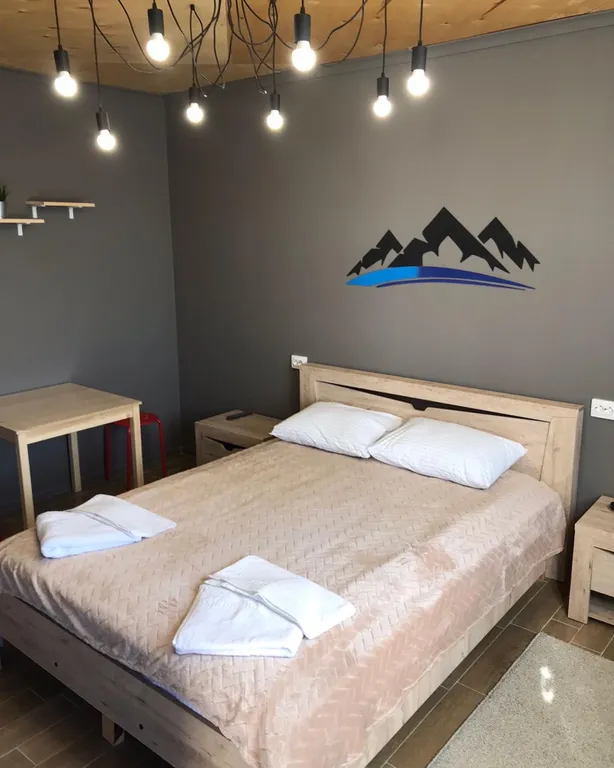 Дом на берегу реки с бассейном и видом