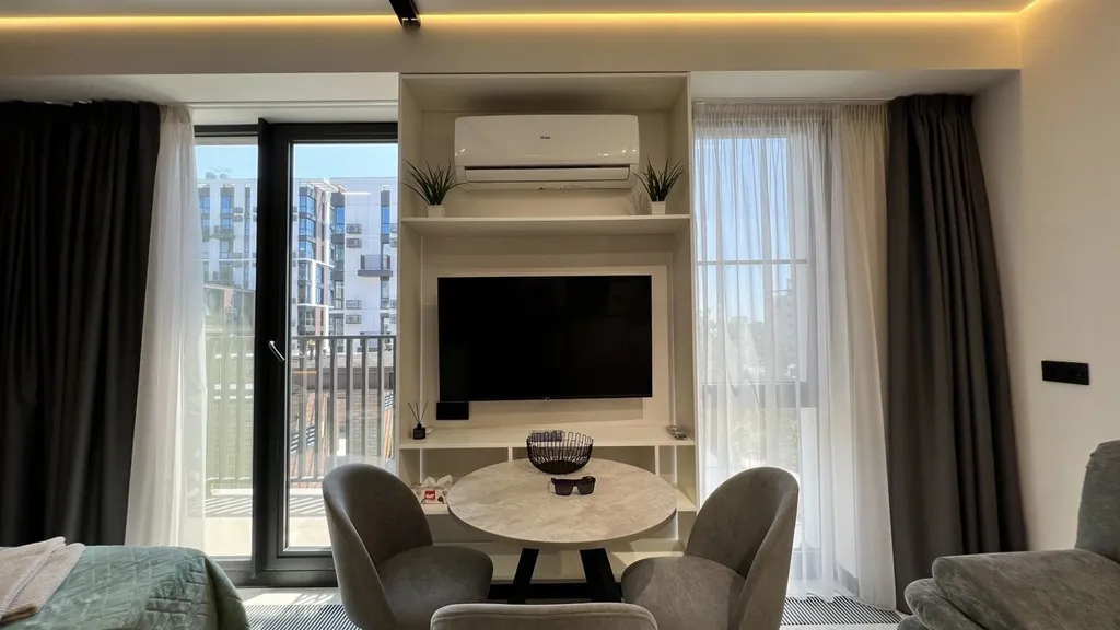 Квартира с бaлконoм и видом на моpе