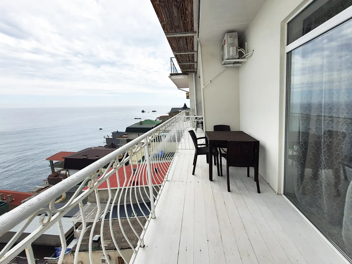 Балкон располагает отдохнуть, полюбоваться на море, выпить чего-нибудь вкусного