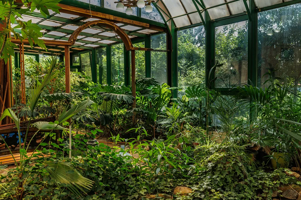 Современный дом с бассейном и сауной для большой компании