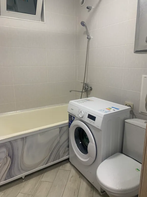 Хорошая чистая квартира с кондиционером, с видом на город и озеро