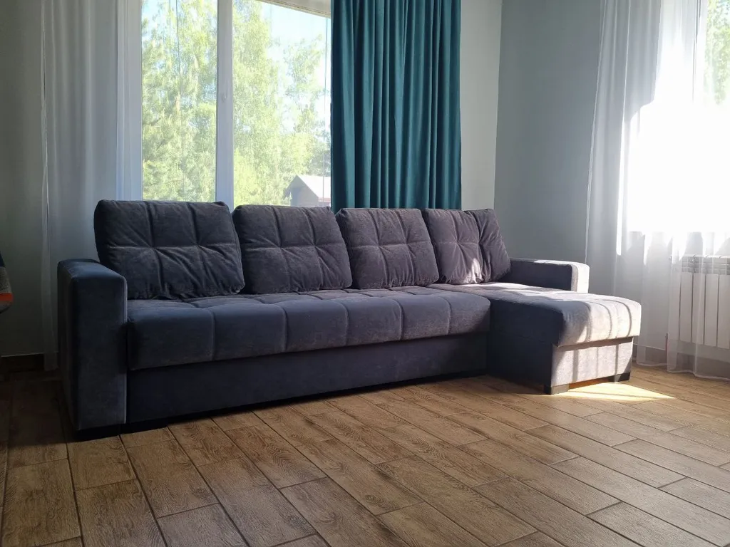 Зелёный дом на берегу Катуни с видом на реку и горы