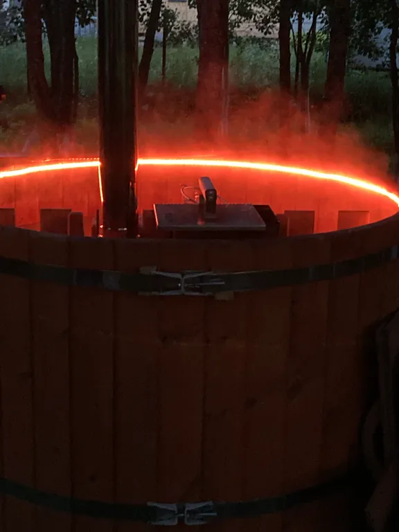 Домик с печью/камином в окружении природы