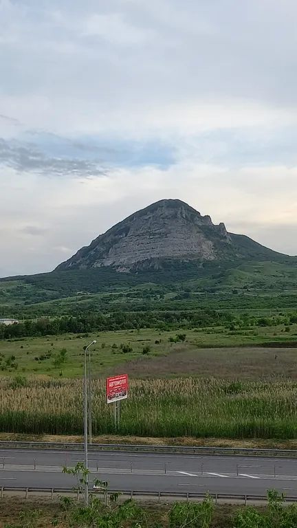 Уютная квартира в центре города с видом на гору Змейка