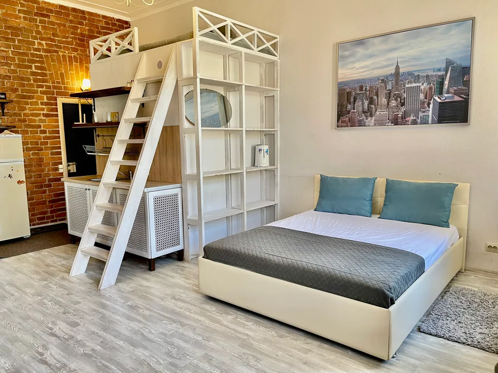 Просторная студия рядом с театром Андрея Миронова