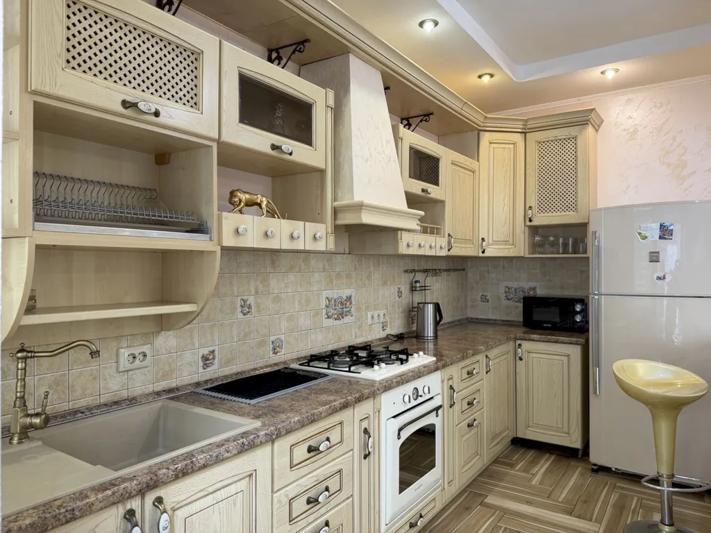 Дом с террасами и видом на море, рядом с центром