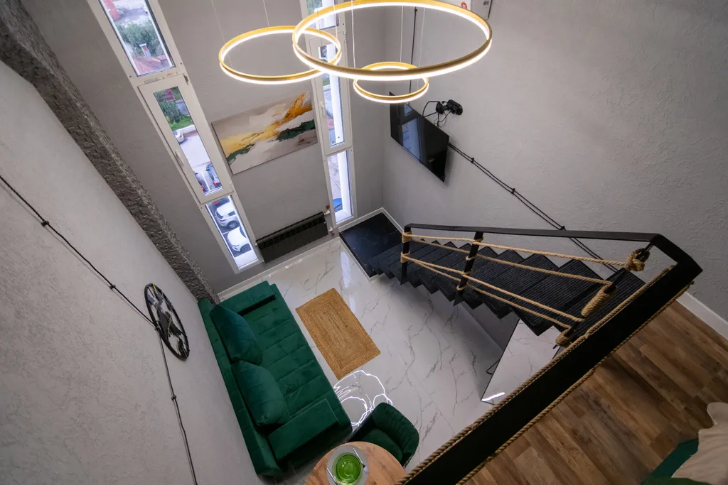 Двухуровневая студия с стильным современным ремонтом