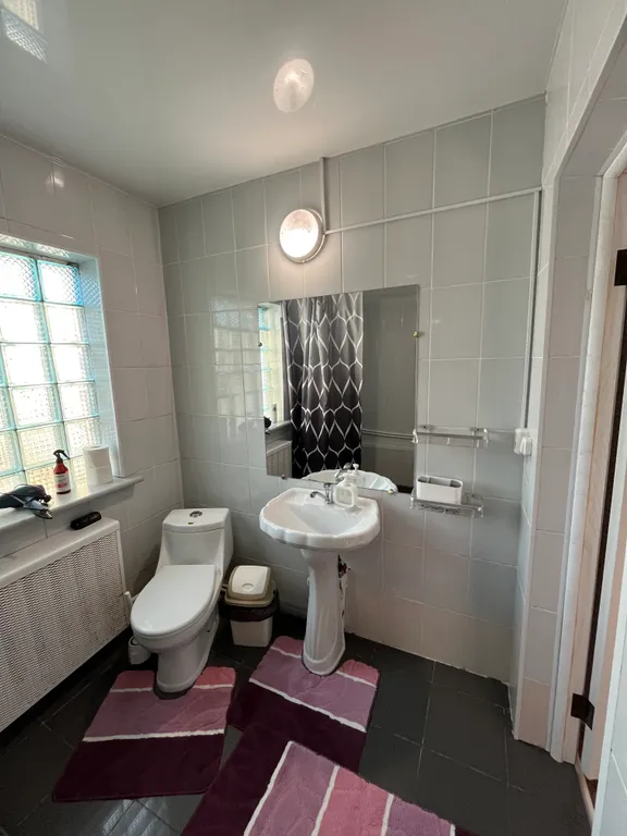 Двухэтажный дом с бассейном