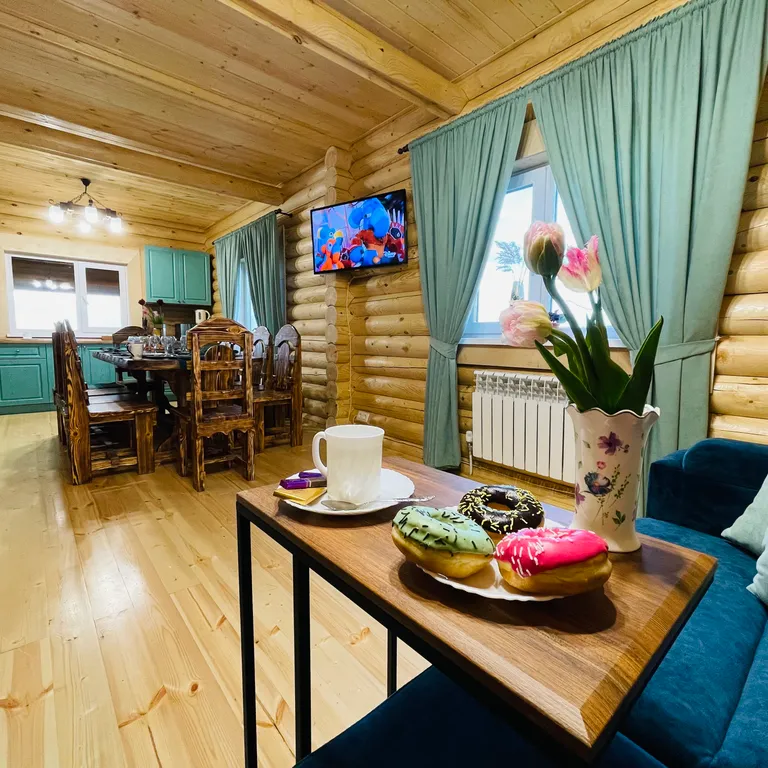 Бревенчатый 2-х этажный коттедж