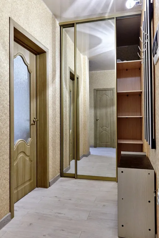 Апартаменты Оранж с диваном в кухне-гостиной