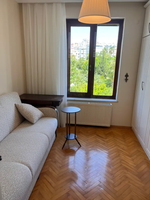 Spacious luxury waterfront flat