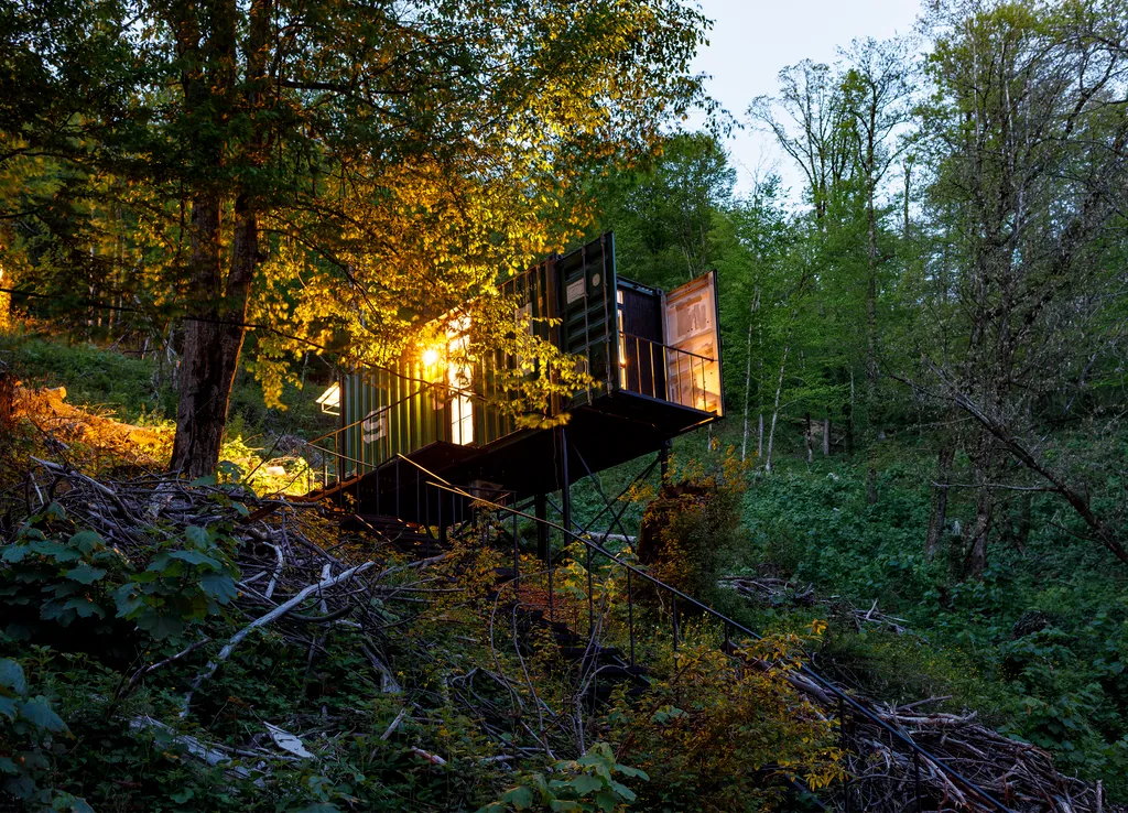 Домик на лесном склоне с видом на горы