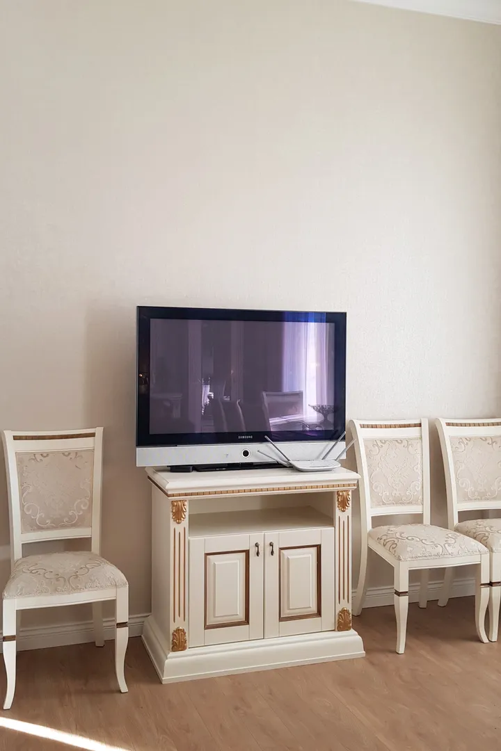 " ГОСТИННАЯ " ( s 30 м².h 3.50 m ). Мягкая мебель. Обеденный стол на 8 персон. Комод. Горки. Кондиционер. Телевизор. Детектор дыма. Камин + радиаторы отопления. Вентиляция.