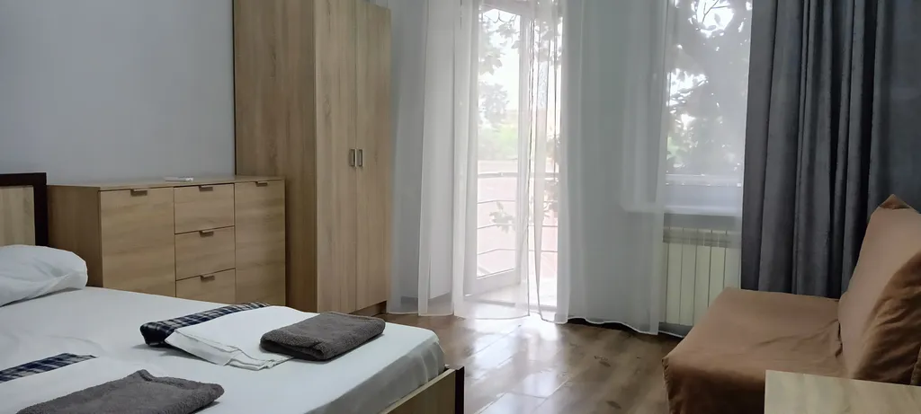 Квартира Трехкомнатная с изолированными спальнями и балконом — аренда посуточно в Сочи