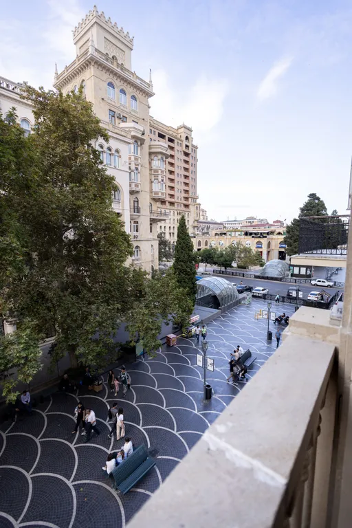 Квартира с видом на улицу Низами, Торговая