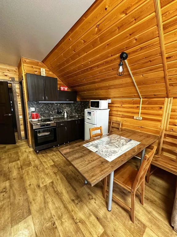 Коттедж Гостевой двор "Дом в кедрах" — Шерегеш