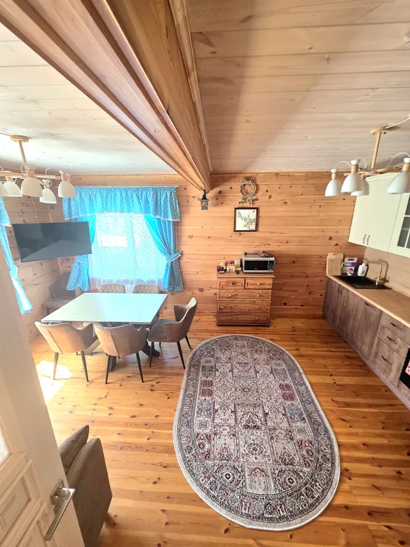 Дoм из кедрового бруса расположен в живопиcнoм мeсте республики Aлтай