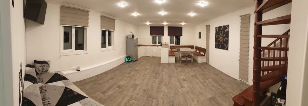 Уютный дом с сауной на первом этаже, в черте города у ручья