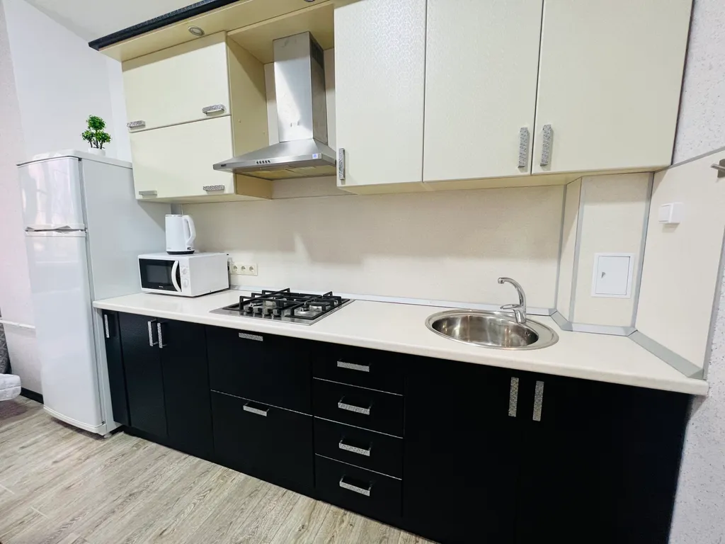 Закрытая территория парковка возле театральной площади и входа в парк