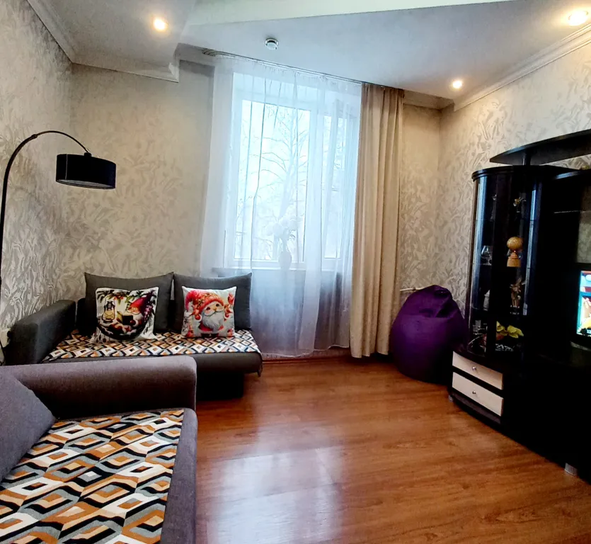 Просторный апартамент с раздельными комнатами в сердце Пскова