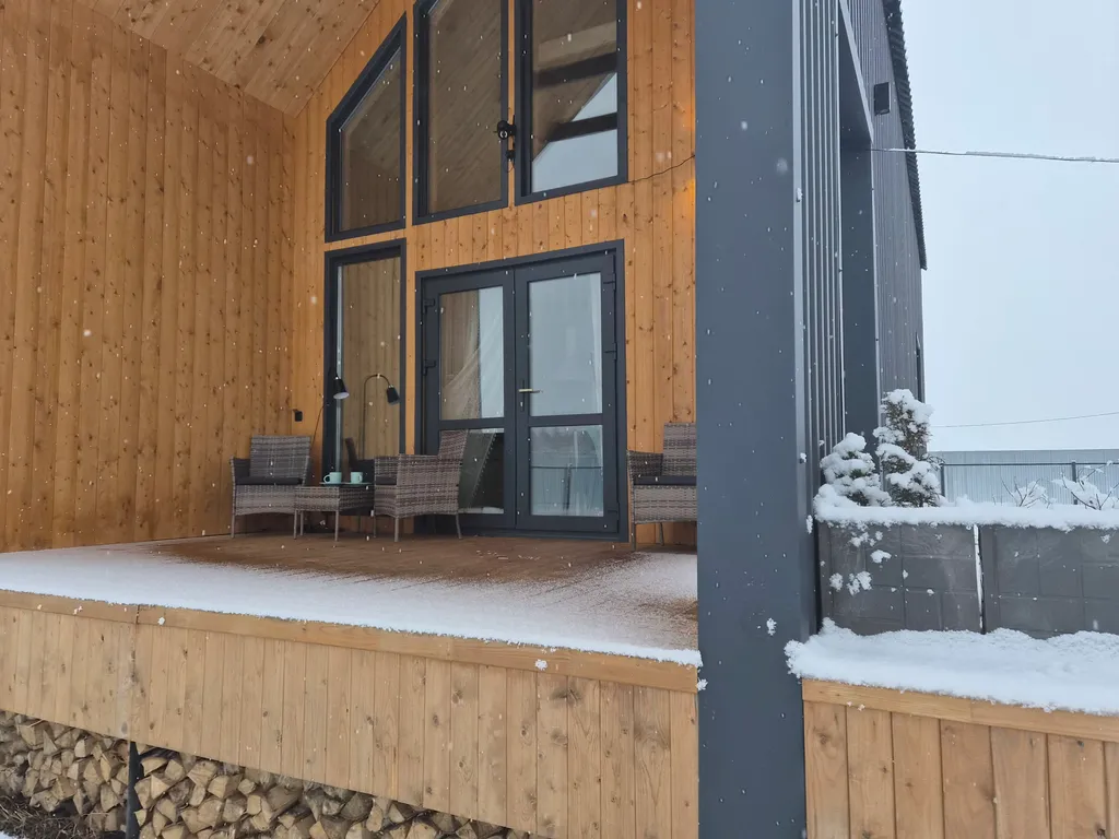 Дом на берегу леса