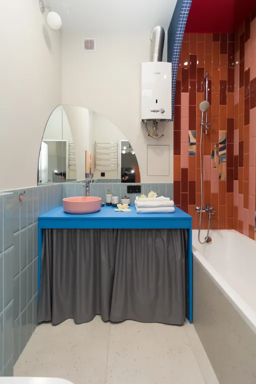 Величественная сталинка на набережной вокруг достопримечательностей