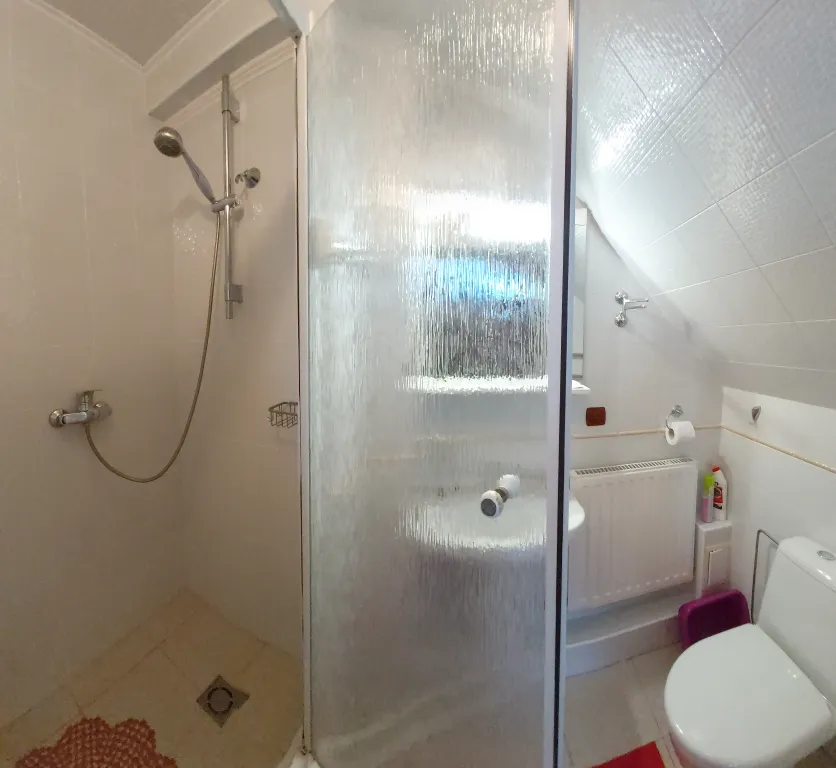 Шикарный трехкомнатный апартамент с кухней и балконом