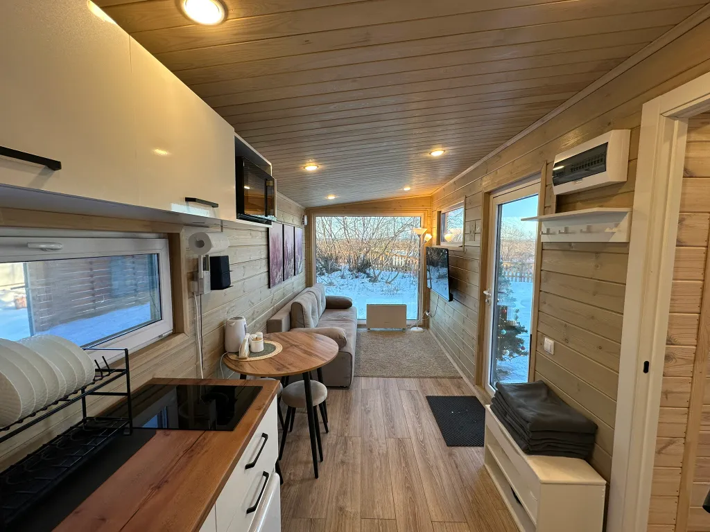 Современный дом на самом берегу реки