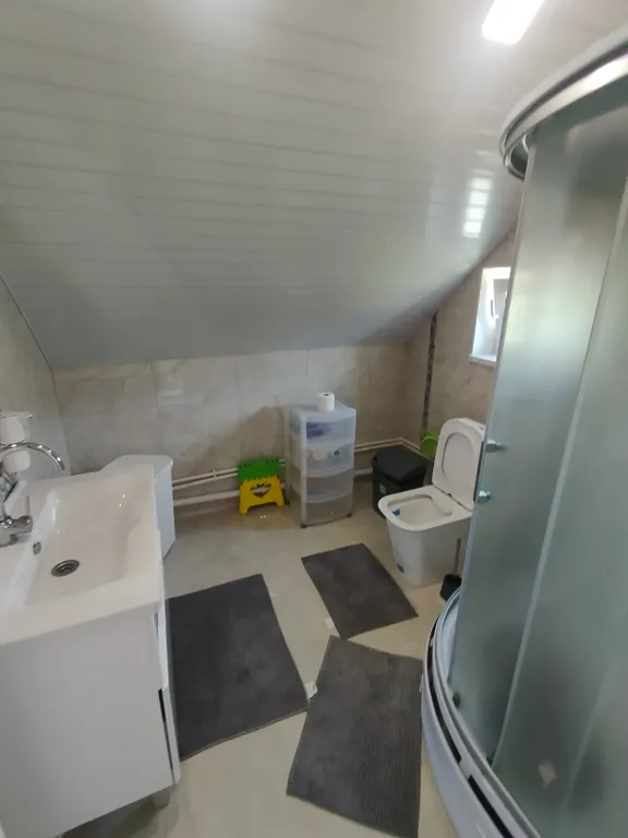 Уютный дом с беседкой на берегу озера