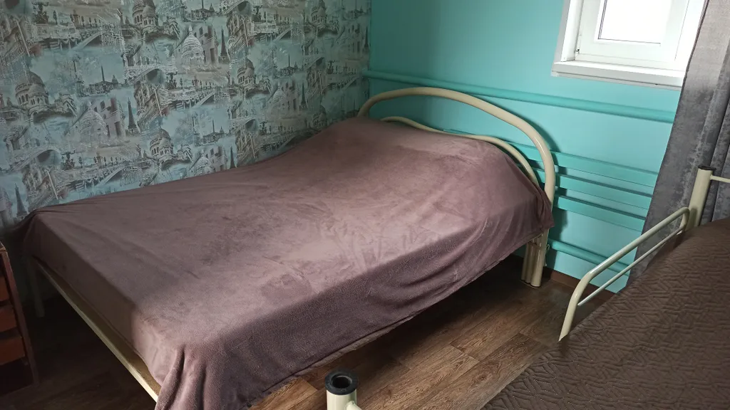 Дом с двумя спальнями и крыльцом с садовой мебелью