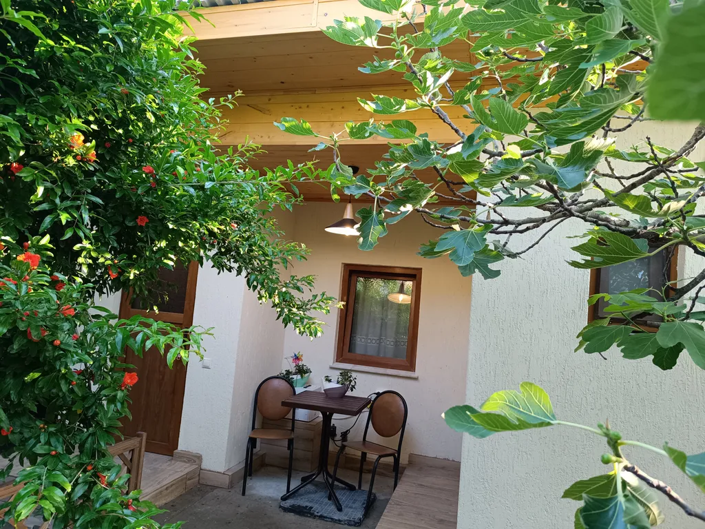 Домик для двоих, утопающий в зелени