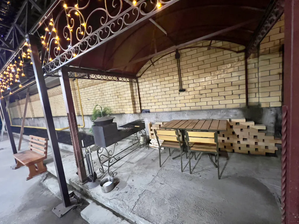 3-этажный уютный коттедж в тихом месте в пределах города