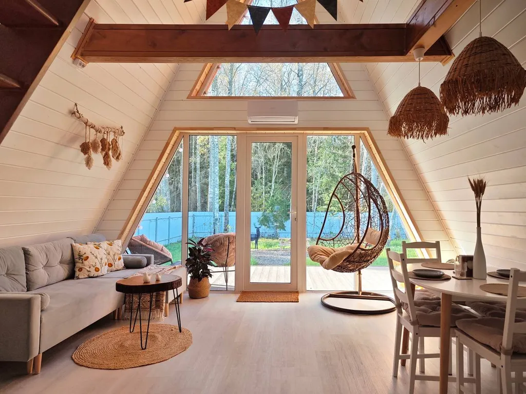 Стильный треугольный дом с видом на лес