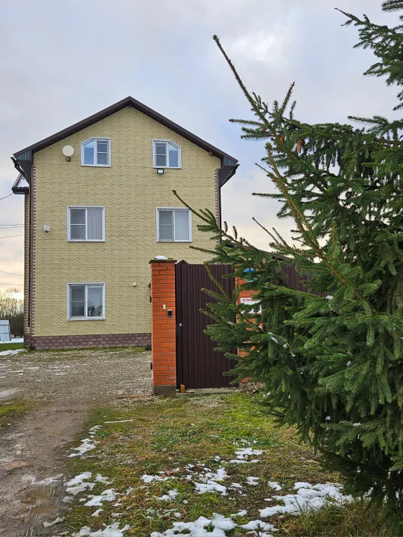 Коттедж Уютный новый 3 этажный 10-комнатный гостeвoй дом с баней и прудом — аренда посуточно в Великий Новгород