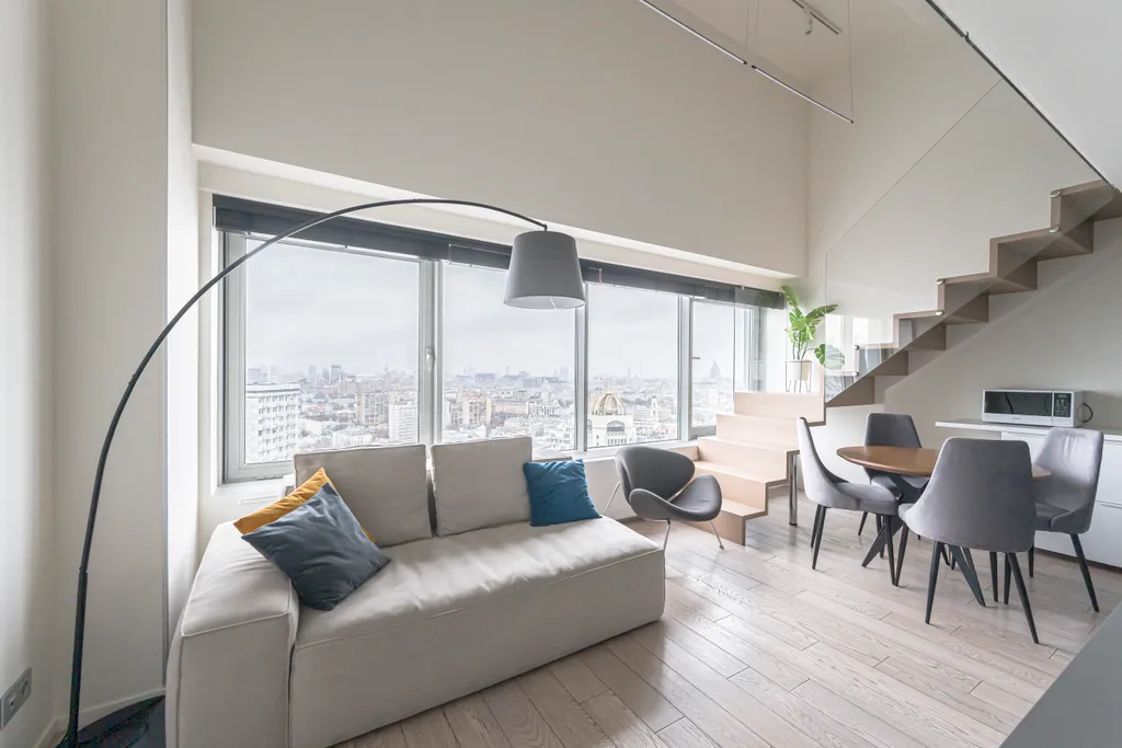 Двухуровневый апартамент на последнем этаже с видом на город и реку