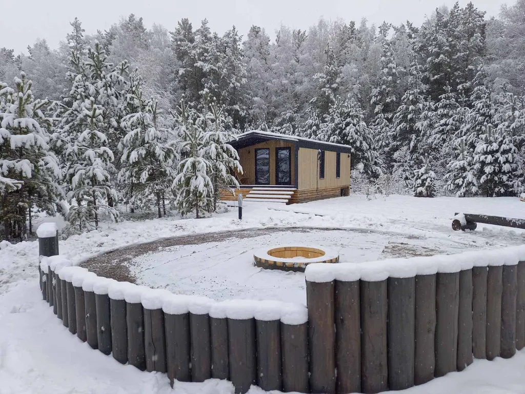 Светлый домик на опушке леса