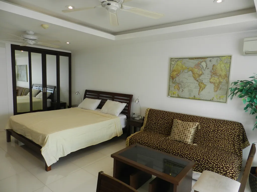 Студия с фронтальным видом на море