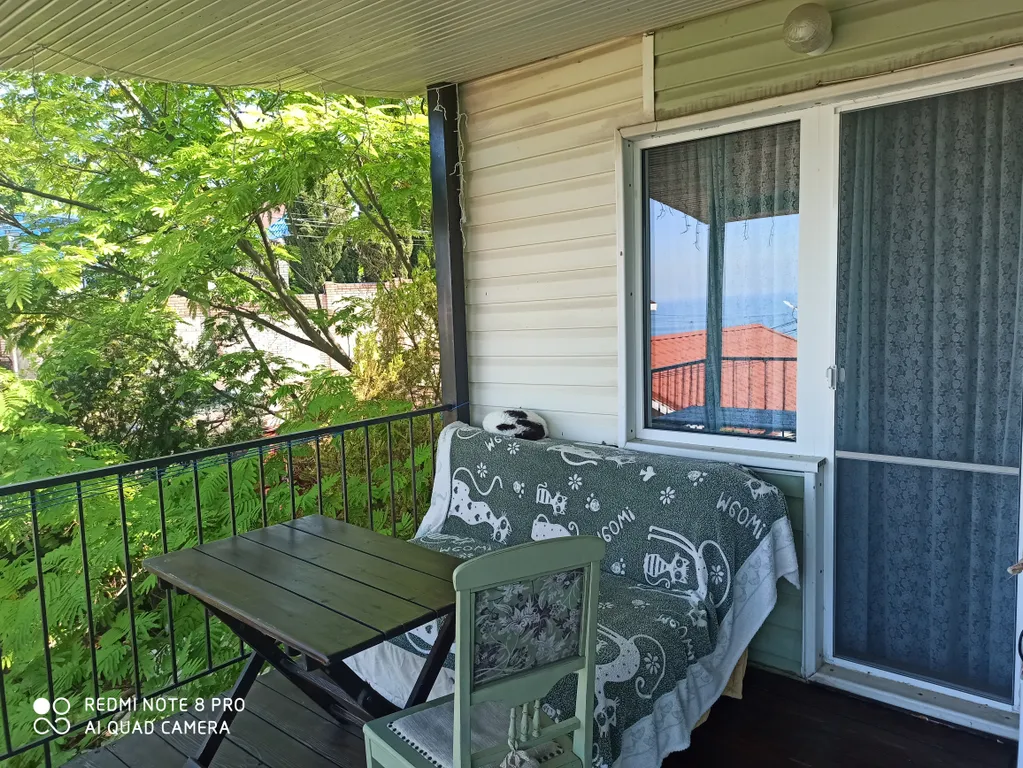 Комната с балконом и видом на море